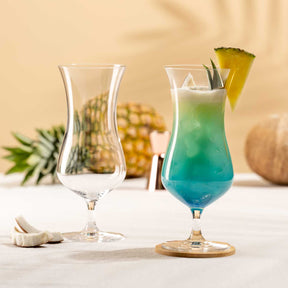 Hurricane Gläser IL MONDO mit Cocktail und Ananas auf Tisch