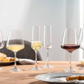 Kelchglasset PALADINO mit verschiedenen Weinen auf gedecktem Tisch