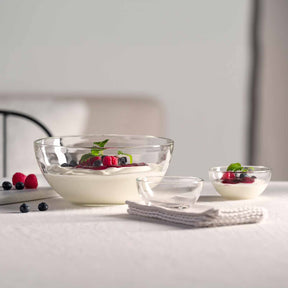 Glasschalen CUCINA gefüllt mit Pudding und Beeren auf weißem Tisch