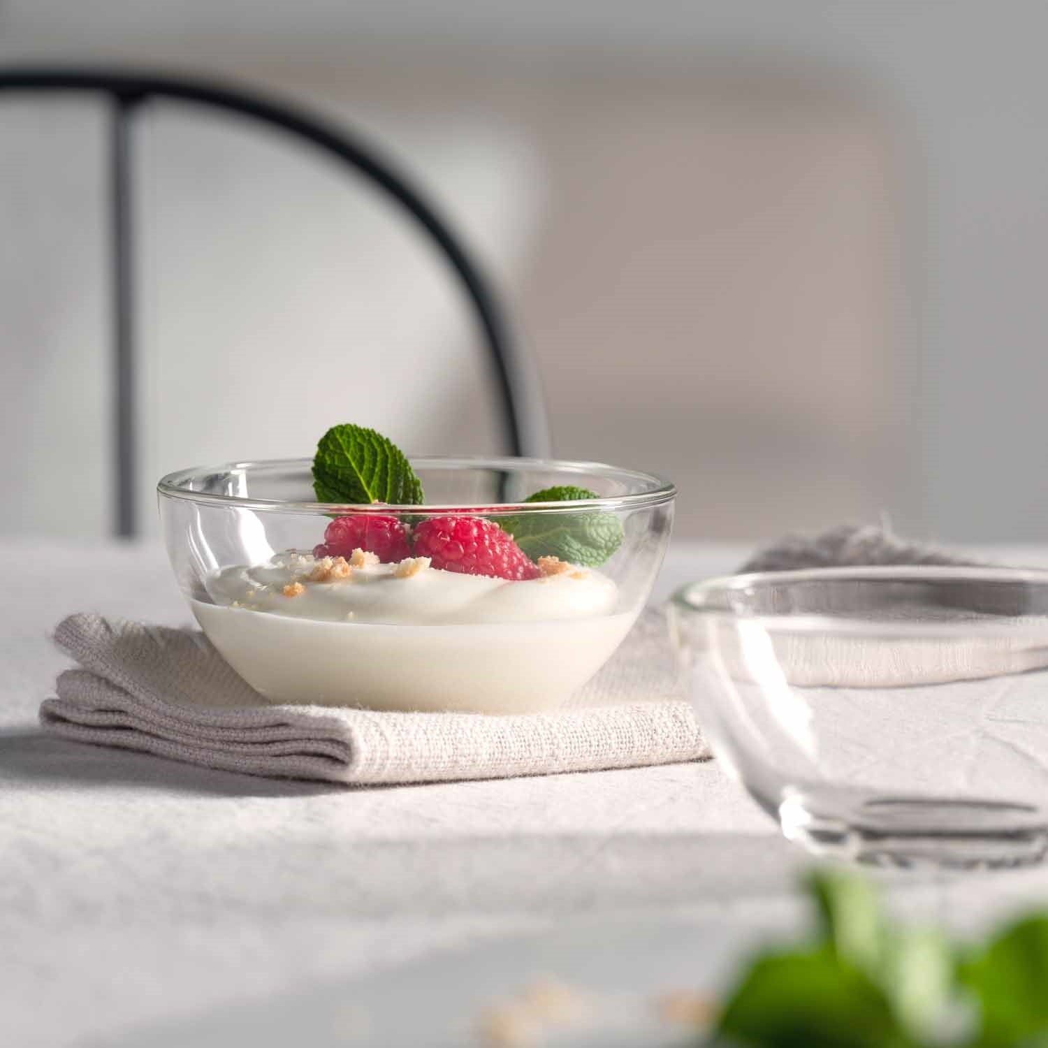 Schale CUCINA mit Joghurt, Beeren und Müsli auf gedecktem Tisch