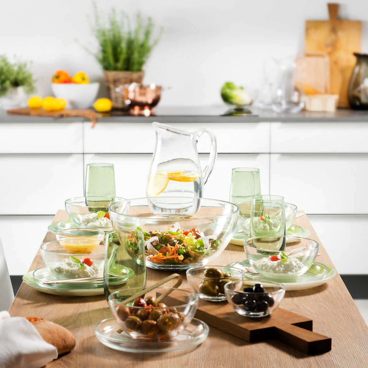 Schalen CUCINA im 6er-Set auf gedecktem Esstisch mit Salat und Getränken