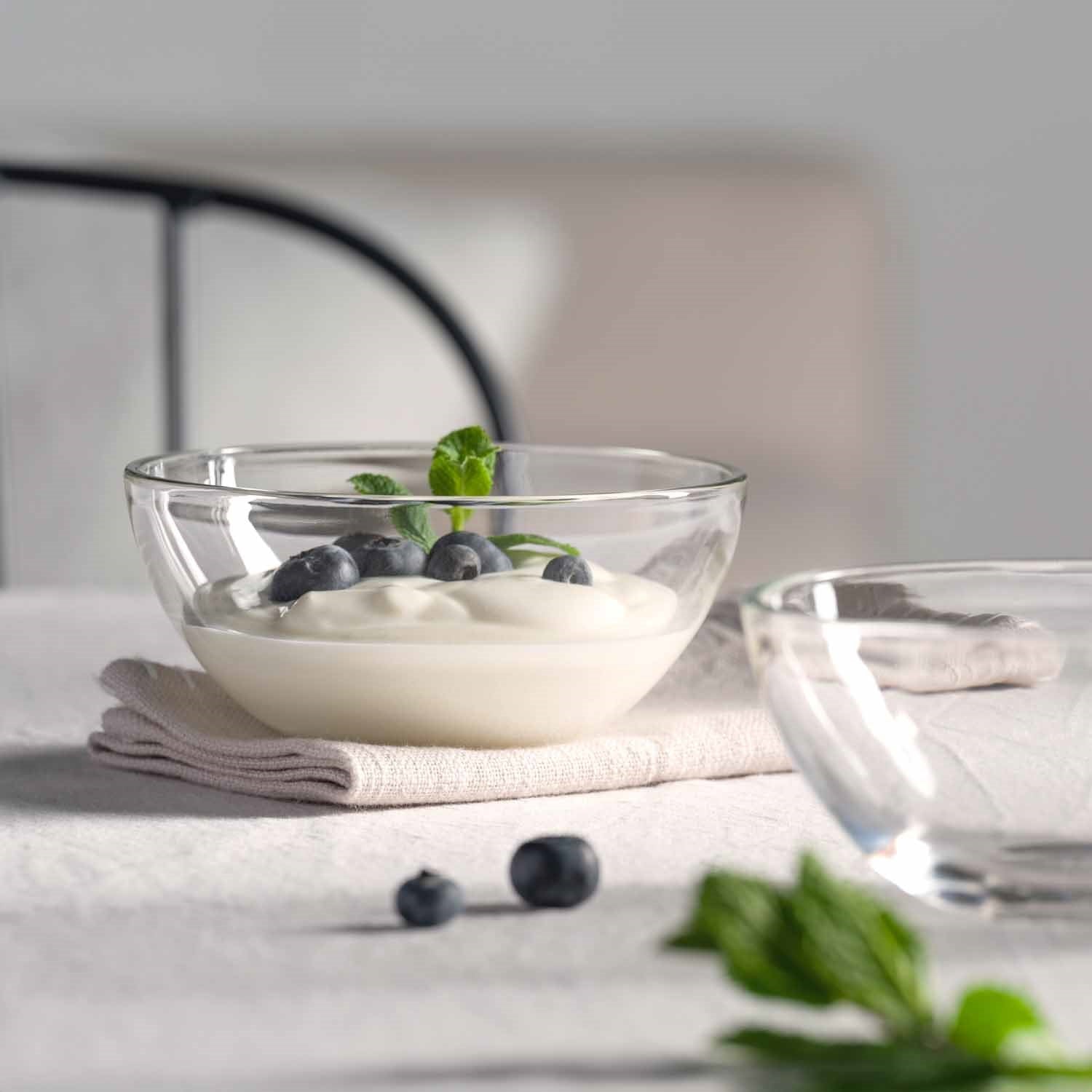 Schale CUCINA mit Joghurt und Blaubeeren auf hellem Tisch