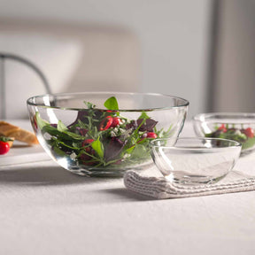 Schale CUCINA mit Salatblaettern und Tomaten auf Kuechentisch, daneben kleinere Schale