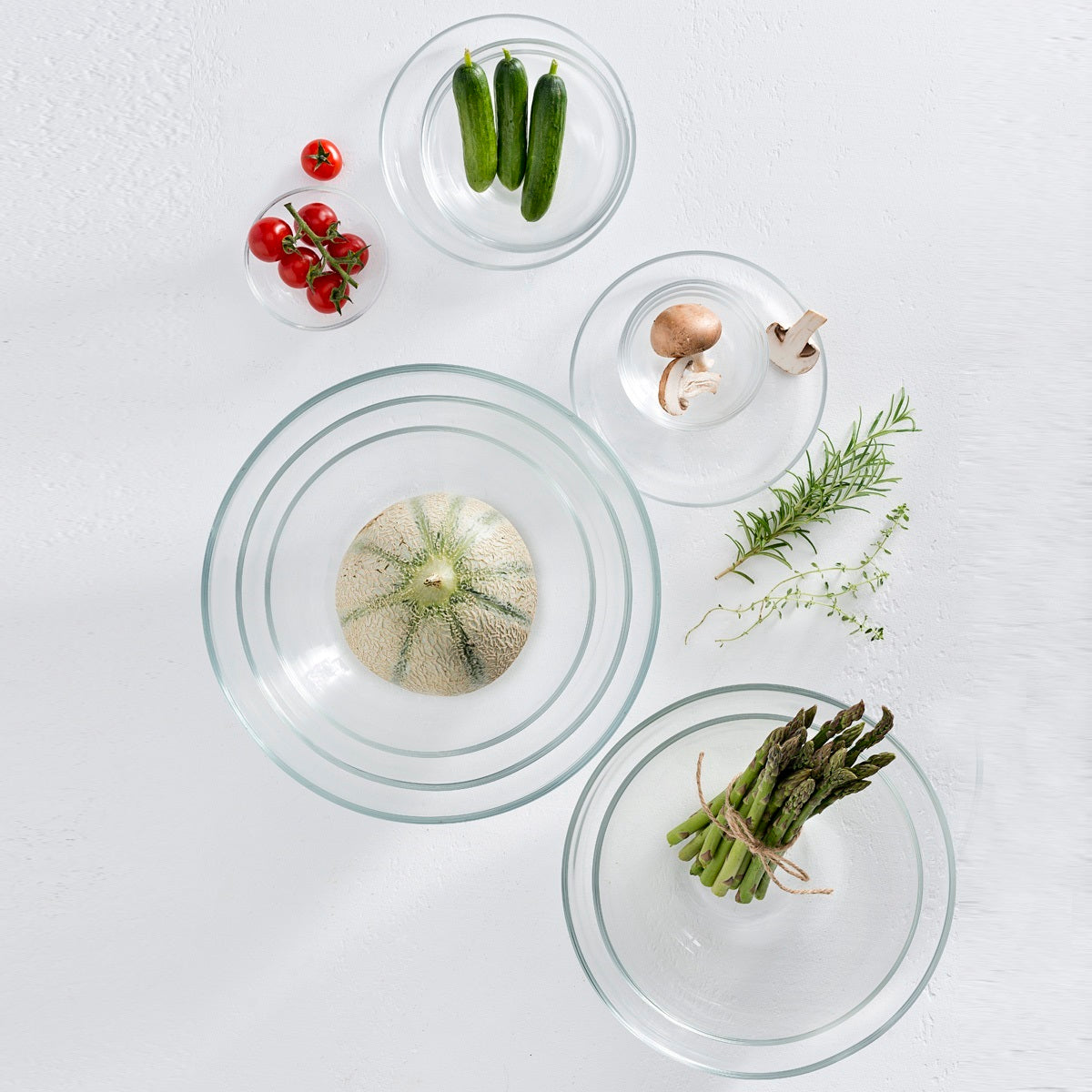 Glasschalen CUCINA mit Gemüse und Kräutern von oben arrangiert