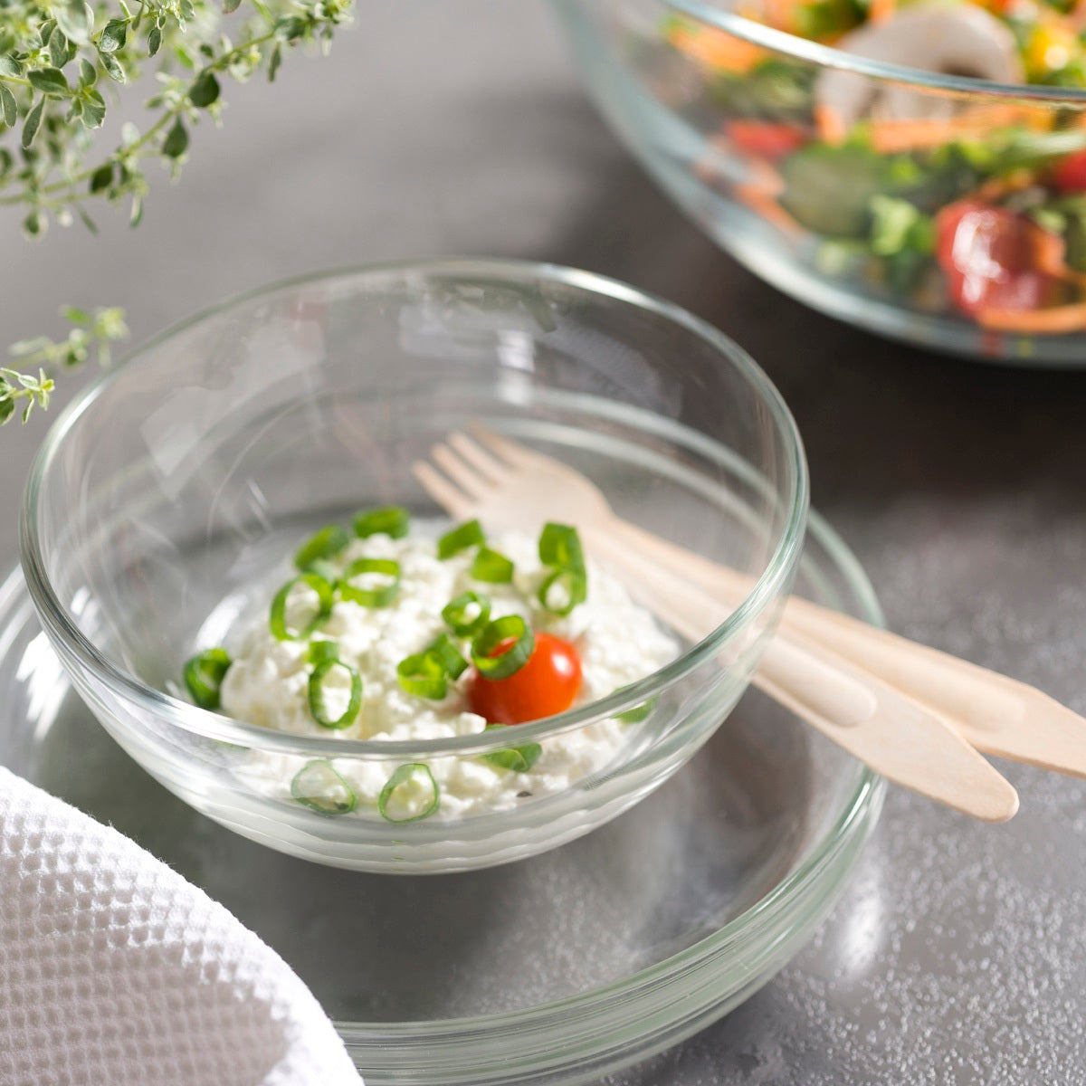 Schale CUCINA mit Joghurt, Gemüse und Kräutern gefüllt, Küchenszene