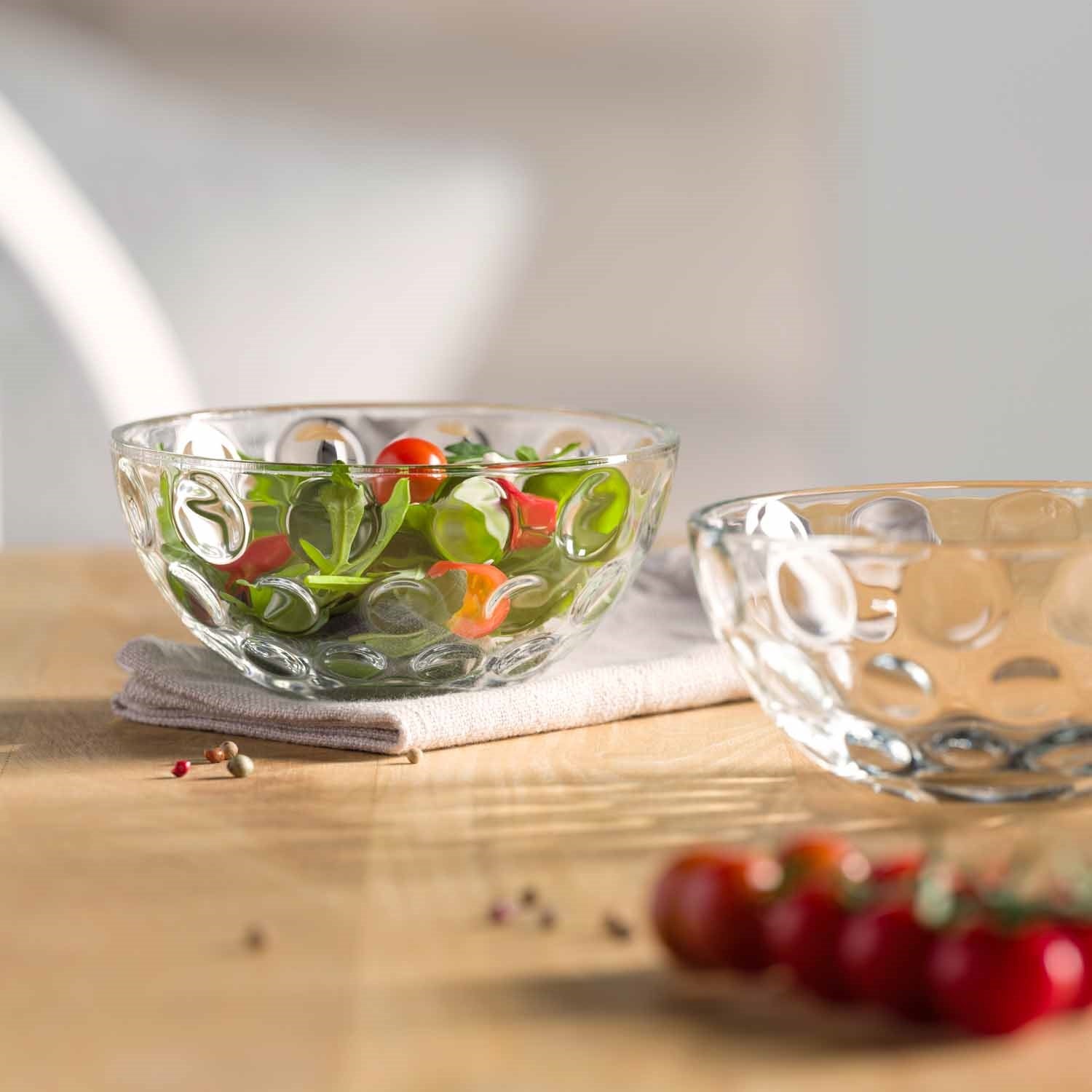Schale CUCINA OPTIC mit Salat auf Holztisch, Glas daneben