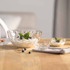 Schale CUCINA OPTIC mit Blaubeeren und Minze auf Holztisch, weitere Schalen daneben