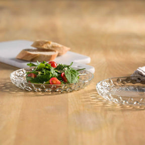 Teller CUCINA OPTIC auf Holztisch mit Salat und Brot gedeckt