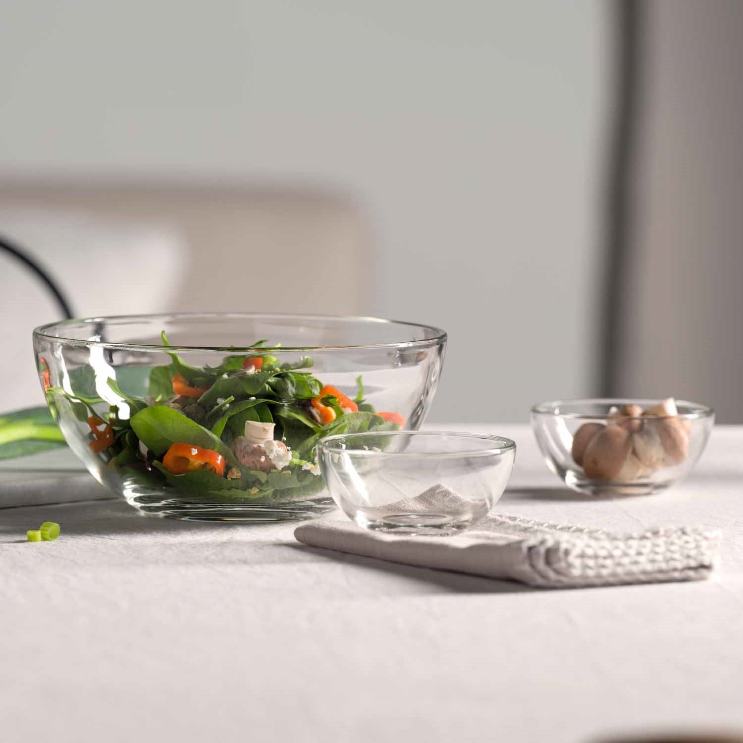 Schalenset S CUCINA 5-teilig auf Tisch mit Salat und Zutaten