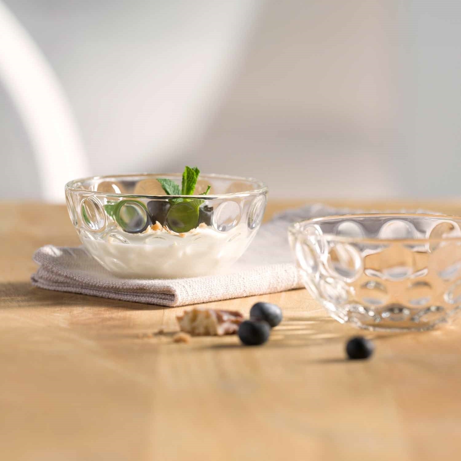 Glasschalen CUCINA OPTIC mit Minze und Blaubeeren auf Holztisch