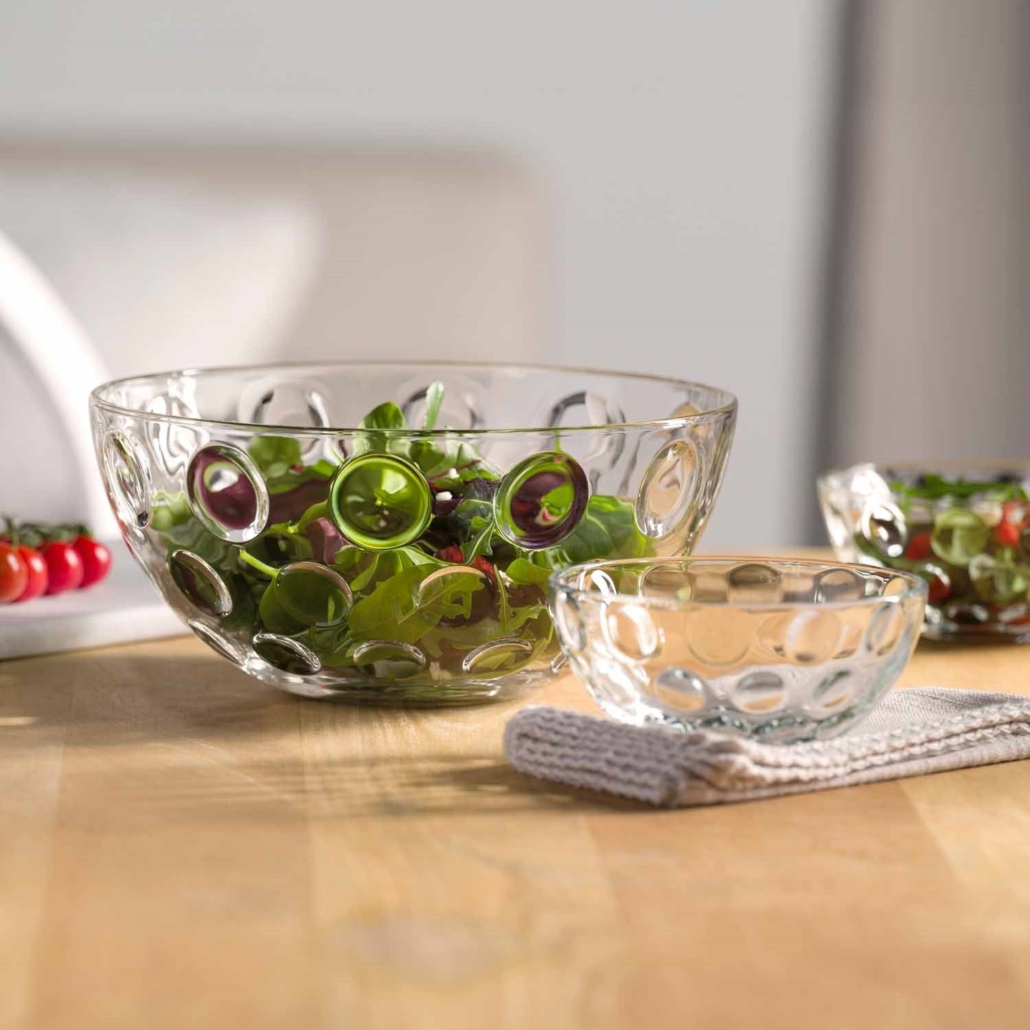 Schale CUCINA OPTIC mit grünen Paprikaringen auf Holztisch, daneben kleinere Schale