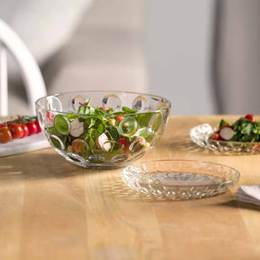 Teller CUCINA OPTIC auf gedecktem Tisch mit Salat und Gemüse