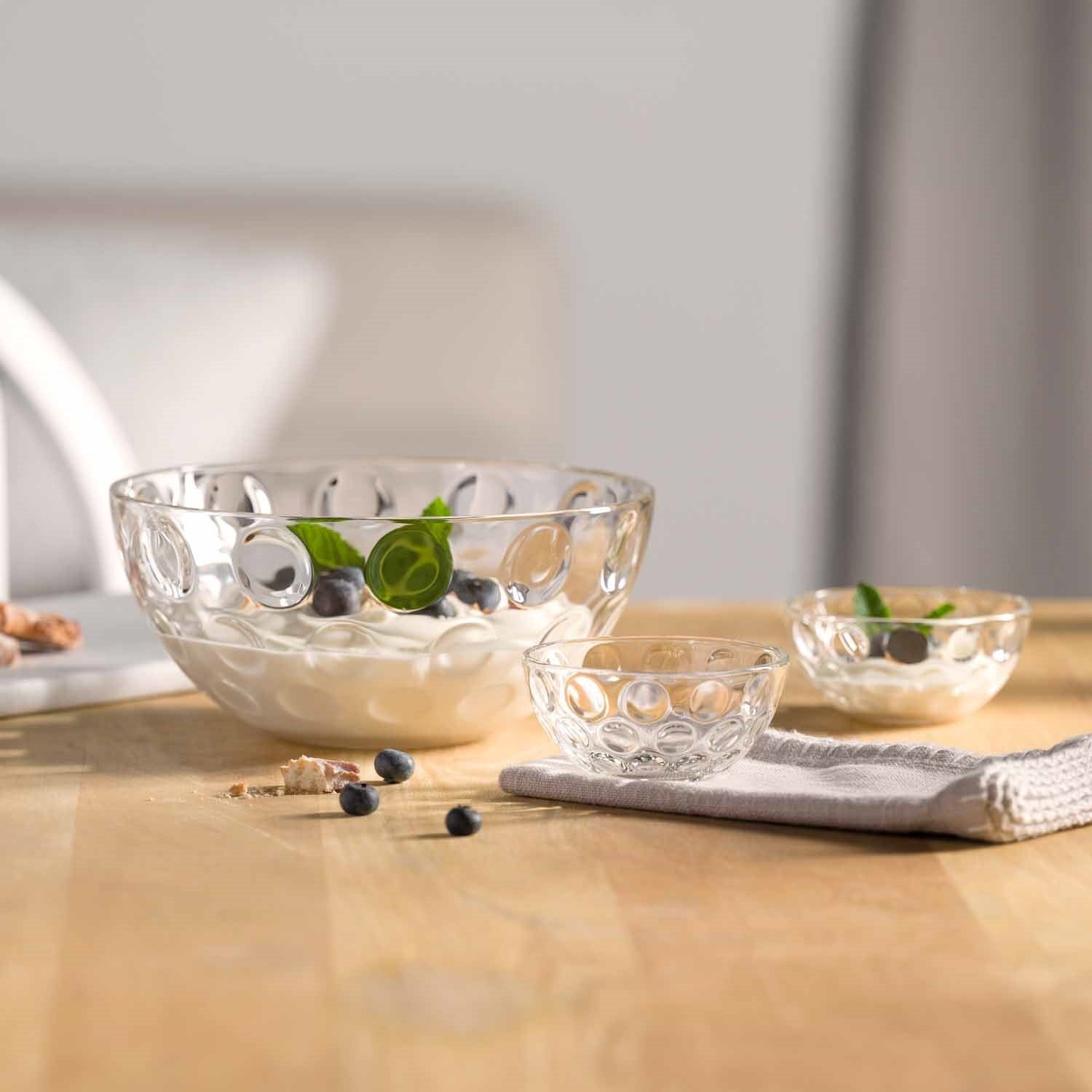 Schalenset S CUCINA OPTIC 5-teilig auf Holztisch mit Blaubeeren und Minze