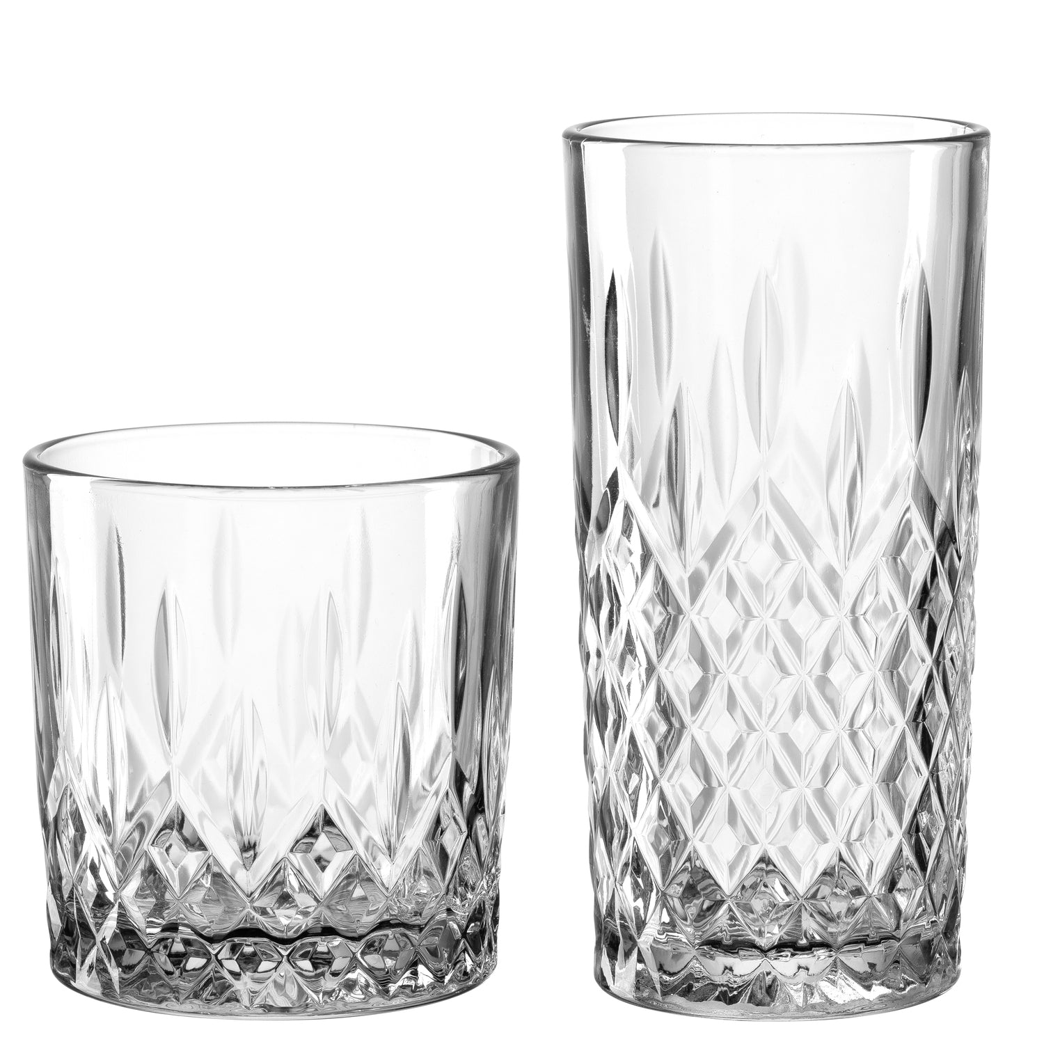 Zwei klare Glasbecher mit Kristallschliff-Muster, unterschiedliche Groessen