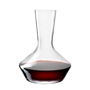 Dekanter PUCCINI mit rotem Wein gefüllt, freistehend vor weißem Hintergrund