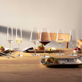 Kelchgläser PUCCINI bei Tisch mit Speisen und Weinen gedeckt