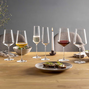 Kelchgläser PUCCINI auf gedecktem Tisch mit Wein und Speisen