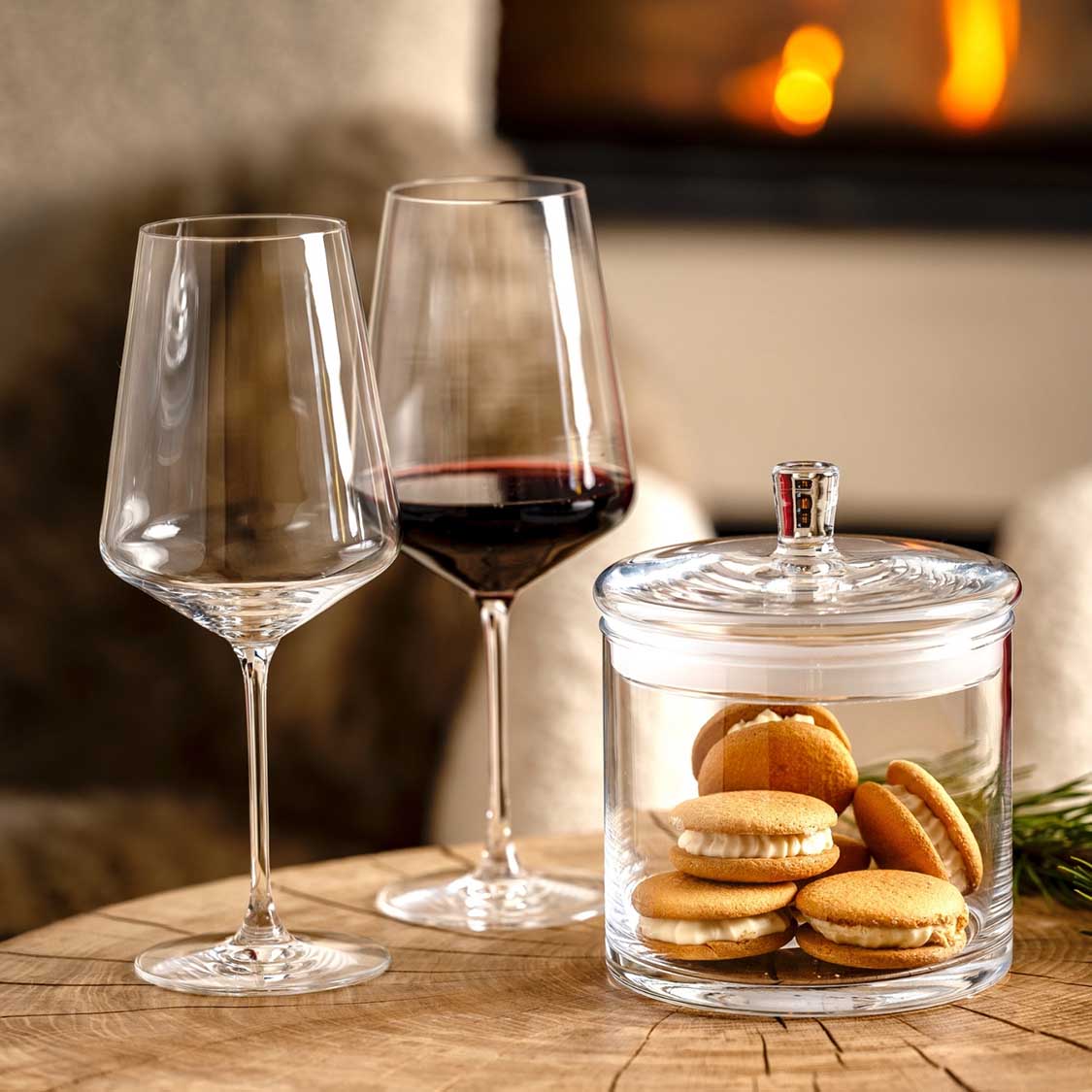 Weinset PUCCINI mit zwei Weingläsern, Keksdose und Wohnzimmerambiente