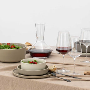 Weinset XL PUCCINI auf gedecktem Tisch mit Speisen