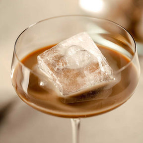 Champagnerschale PUCCINI mit Cocktail gefüllt und großem Eiswürfel