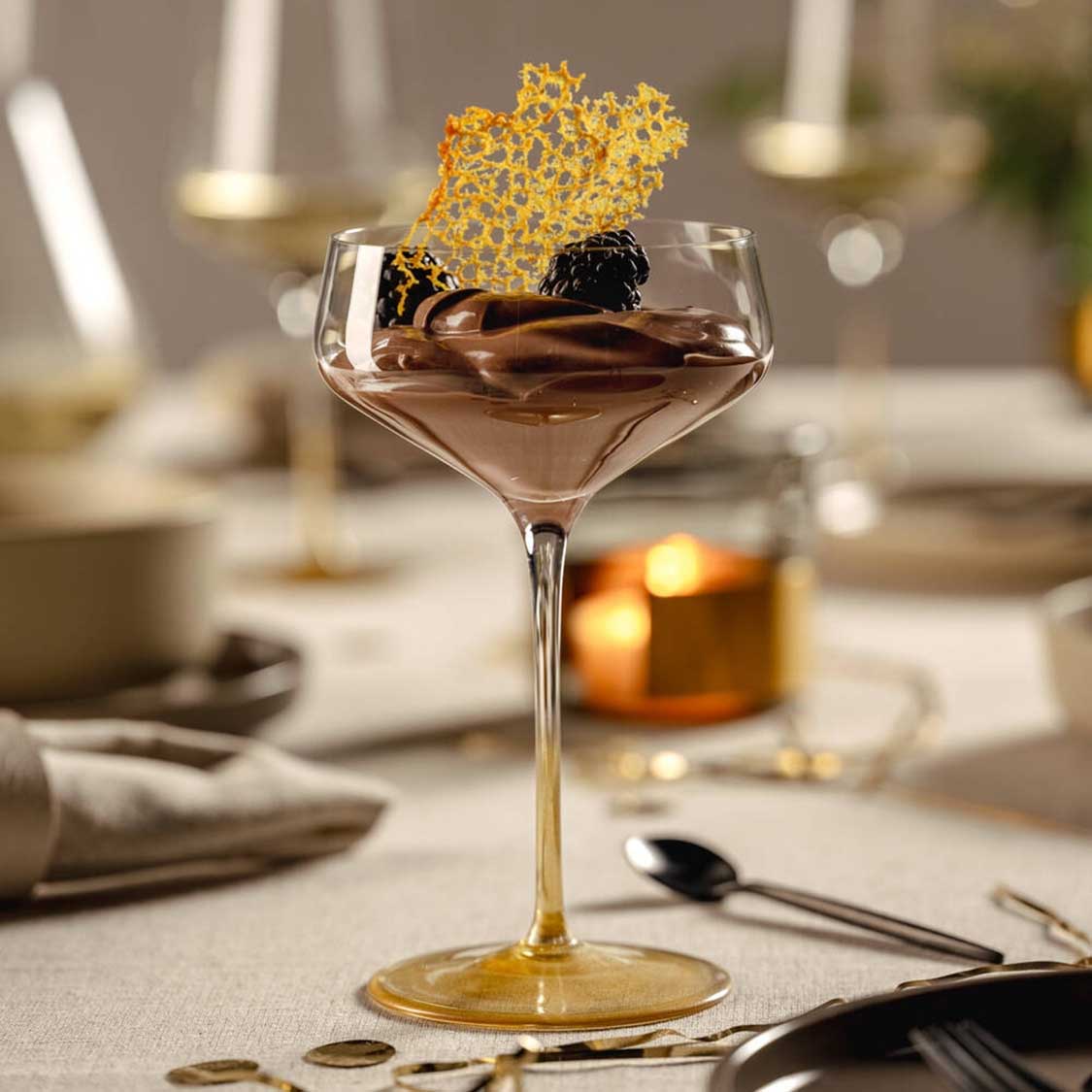 Champagnerschale PUCCINI mit Schokolade und Goldblatt auf gedecktem Tisch