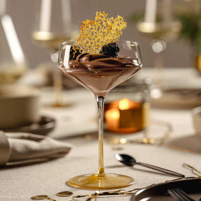 Champagnerschale PUCCINI mit Schokolade und Goldblatt auf gedecktem Tisch