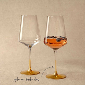 Weinglas PUCCINI 560 ml gold 2er-Set, eines leer, eines mit Getränk und Eiswürfeln