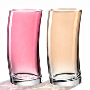 Zwei Trinkgläser SWING in Rosa und Champagner nebeneinander vor weißem Hintergrund