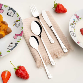 Kinderbesteck BAMBINI 4-teilig silber auf Leinenserviette mit Erdbeeren und Tellern