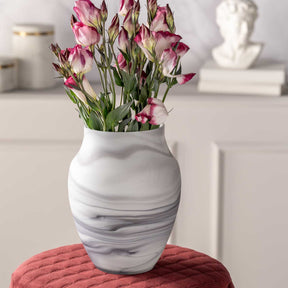 Vase POESIA 23 cm Marmoroptik mit rosa Nelken auf rotem Kissen, Wohnraum