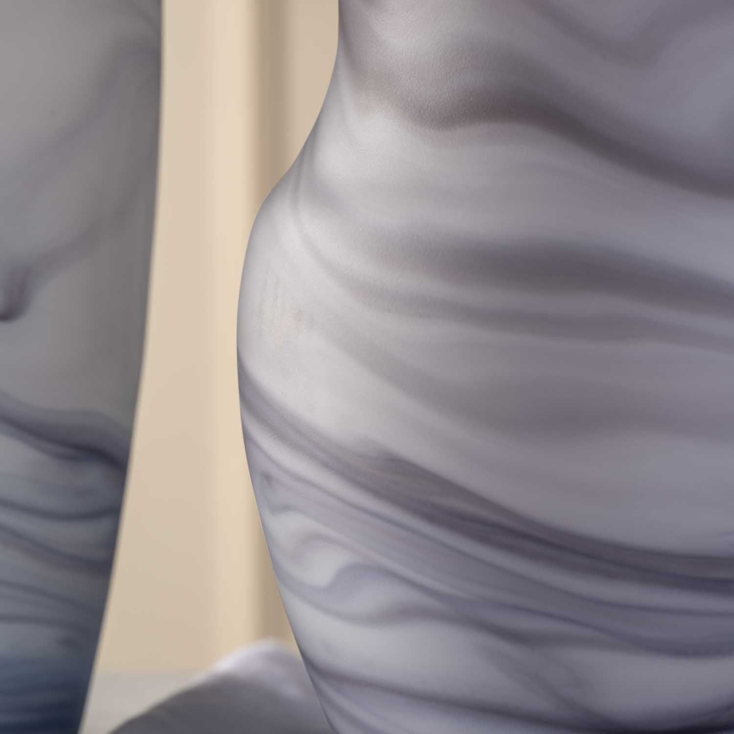 Vase POESIA 23 cm Marmoroptik grau, Detailansicht der Oberfläche mit Marmermuster