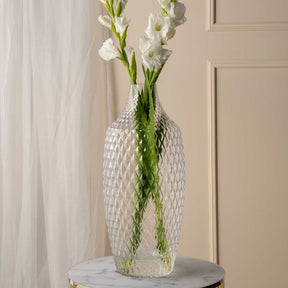 Vase POESIA mit weißen Gladiolen in hellem Wohnraum auf Marmortisch