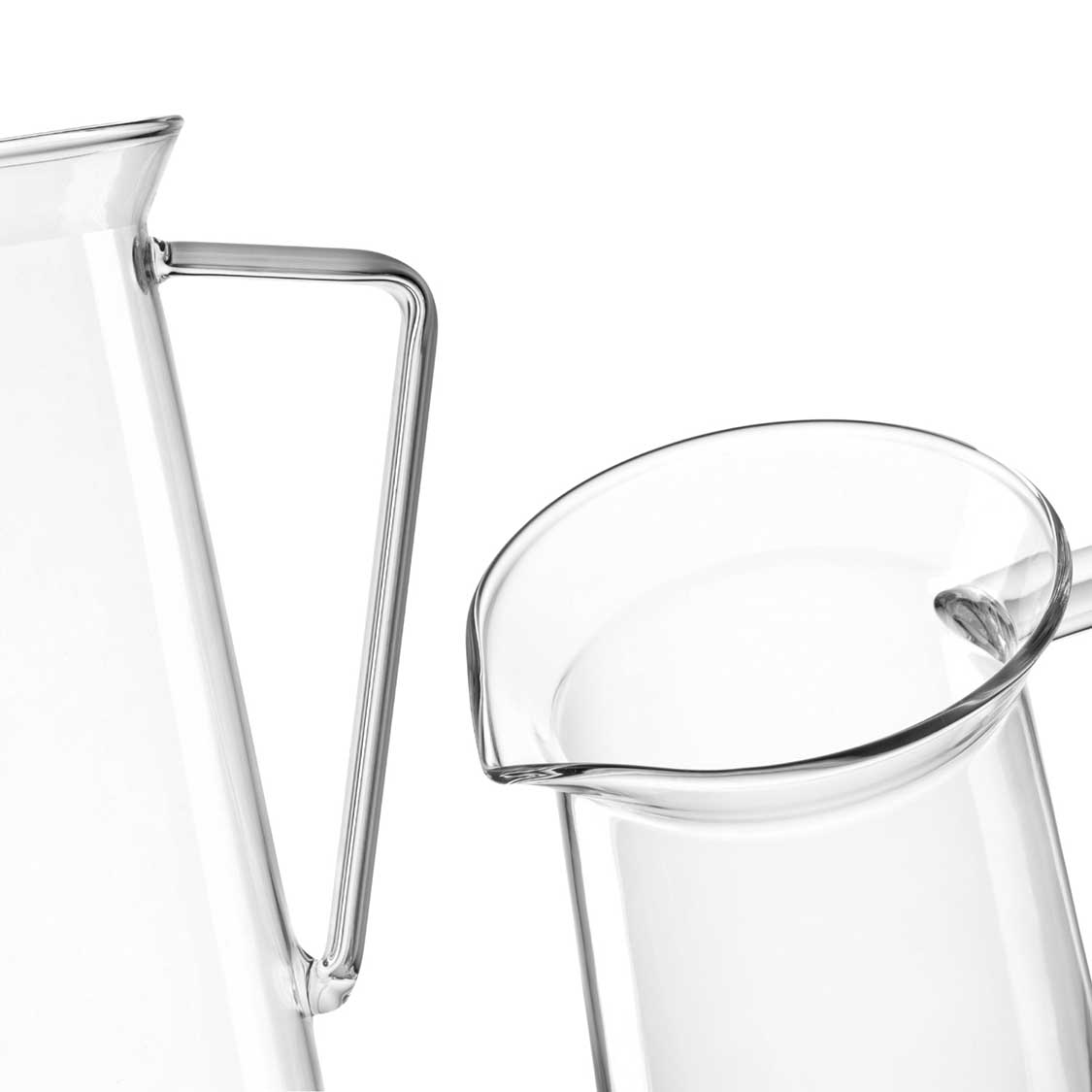 Zwei klare Glaskrüge GIORNO nebeneinander, Detail der Henkel und Ausgusstülle