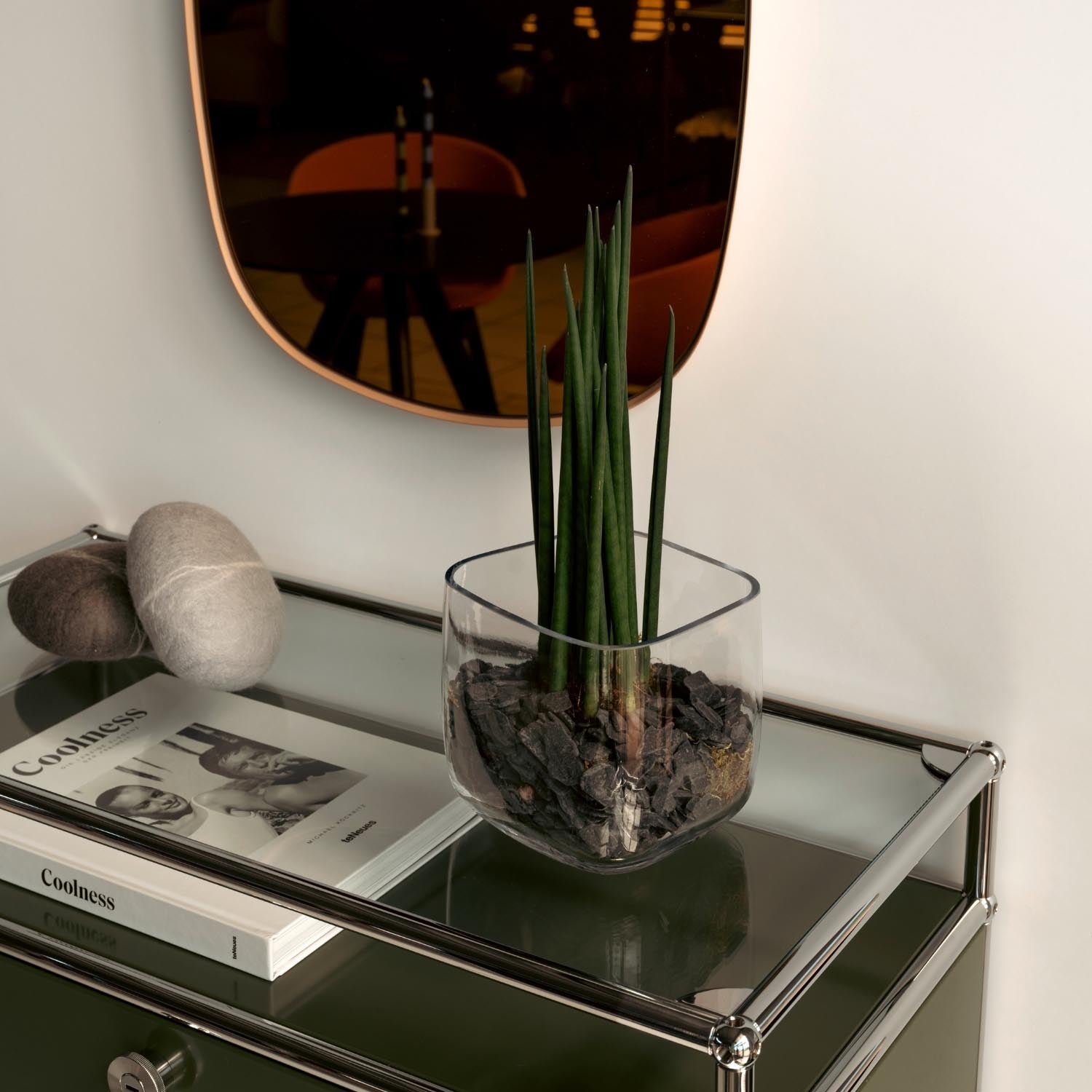 Vase PIETRA mit grünen Pflanzen in stilvollem Wohnzimmer auf Kommode arrangiert