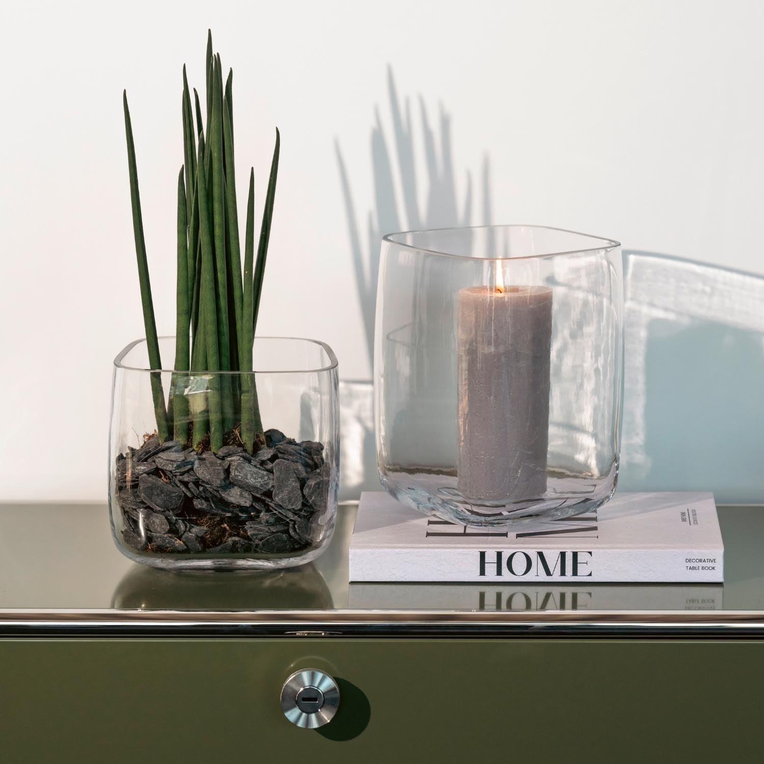 Vase PIETRA mit Gräsern gefüllt auf grünem Sideboard mit Deko und Buch