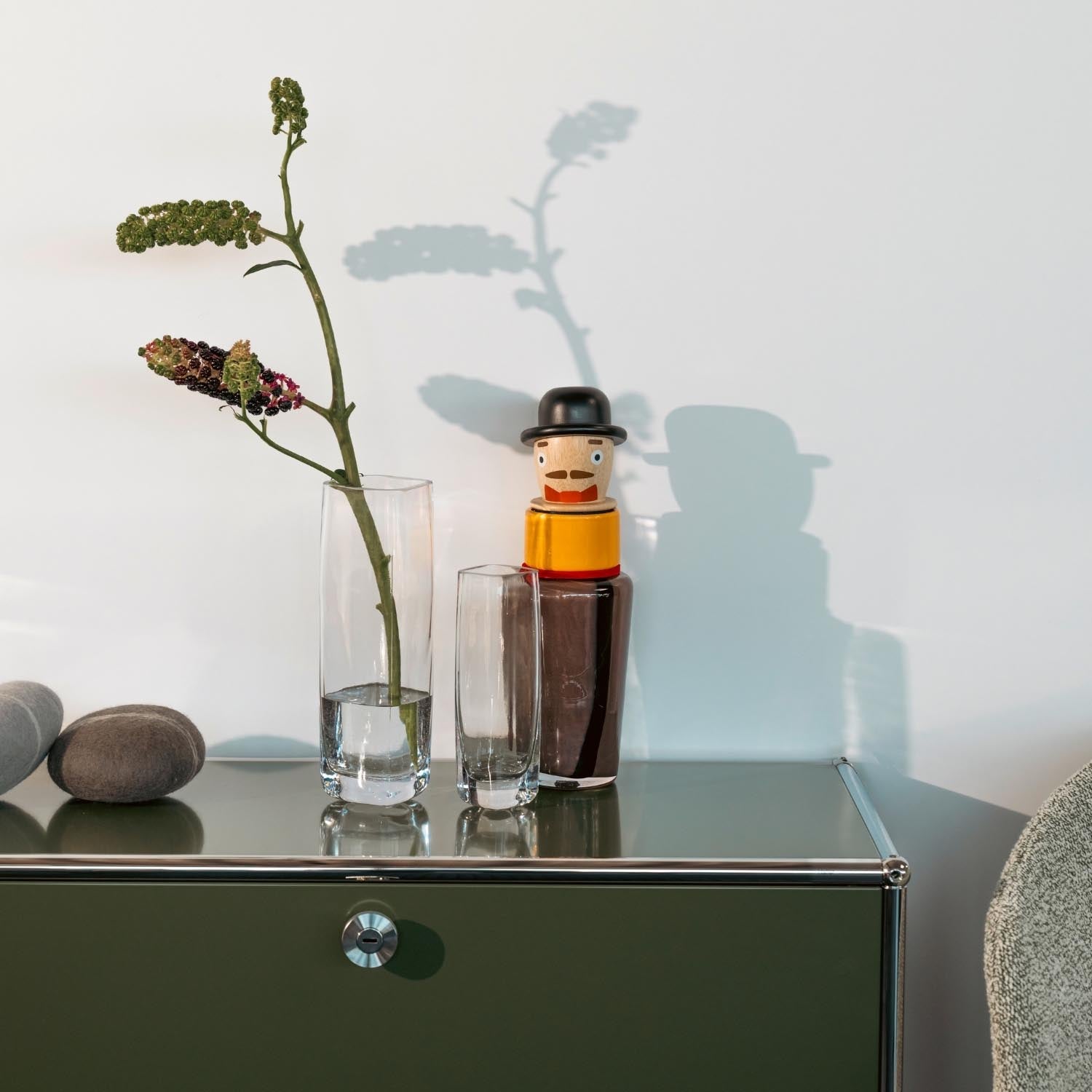 Solifleurvase PIETRA mit Blütenzweig in minimalistischer Wohnraum-Dekoration