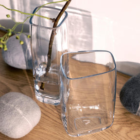 Vase PIETRA 20 cm schmal mit Wasser und Zweig auf Holztisch in Wohnraum