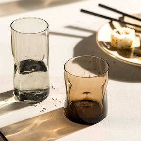 Trinkglas VESUVIO 300 ml in verschiedenen Farben auf hellem Tisch mit Sonnenlicht