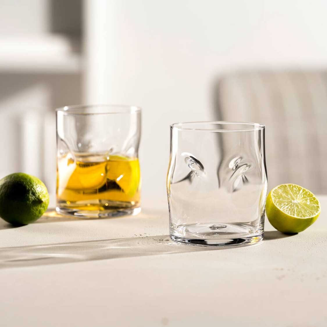 Trinkglas VESUVIO mit Limettenscheiben und Getränk auf weißer Oberfläche