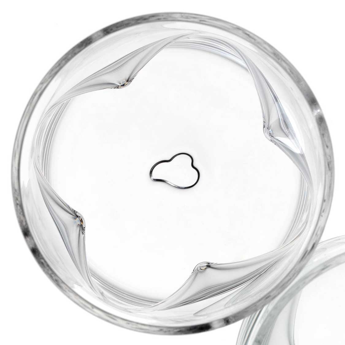 Trinkglas VESUVIO von oben, klares Glas mit Wasser und kleiner schwarzer Wolke