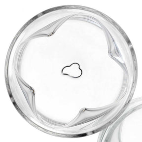 Trinkglas VESUVIO von oben, klares Glas mit Wasser und kleiner schwarzer Wolke