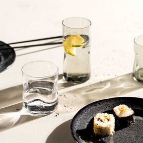 Trinkglas VESUVIO auf gedecktem Tisch mit Wasser und Zitrone