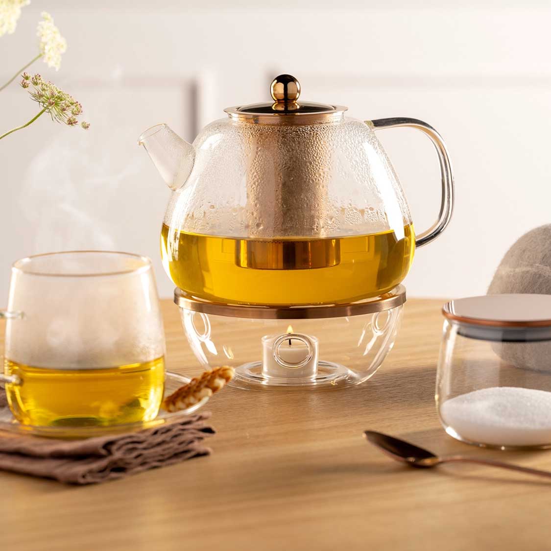 Stövchen TÈ PER TE mit Teekanne und Teetasse auf Holztisch