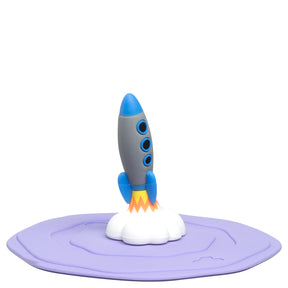Deckel lila BAMBINI AVVENTURA Rakete auf lilafarbenem Untergrund