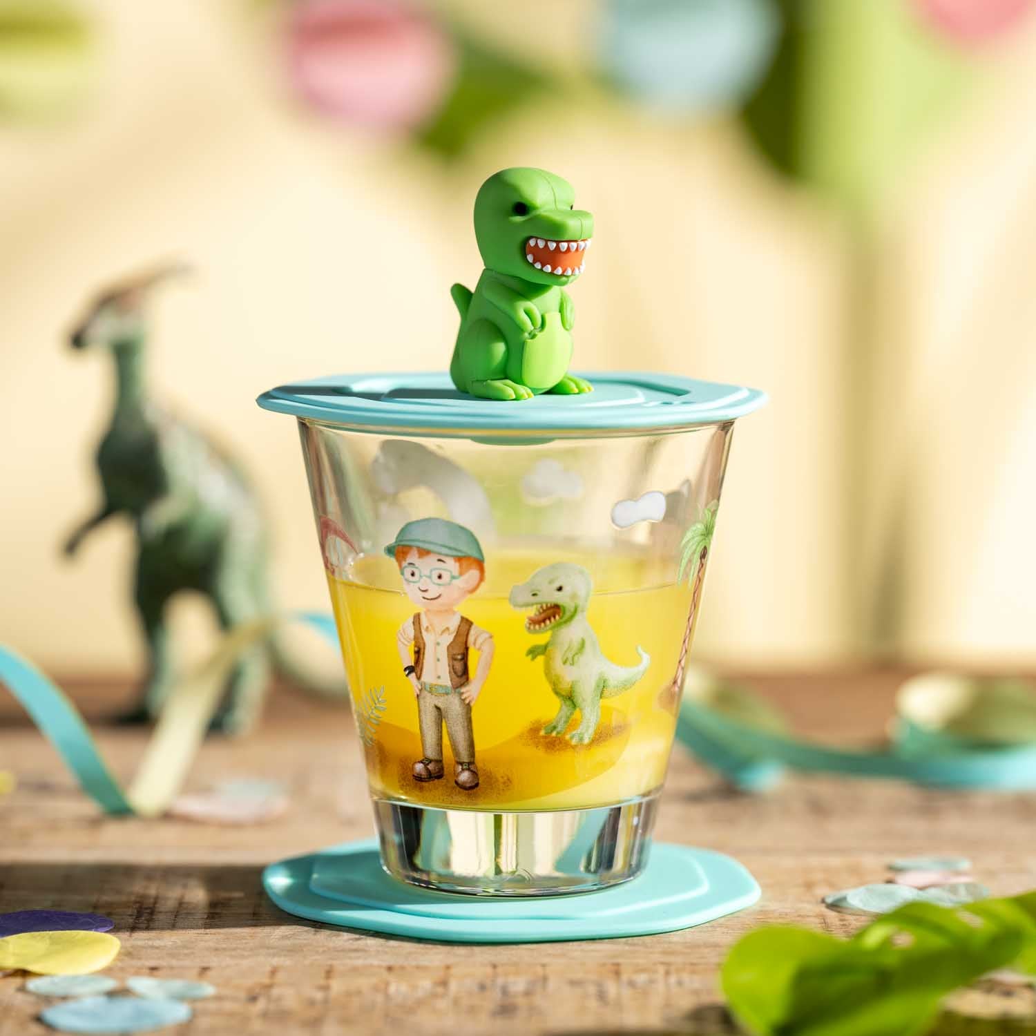 Deckel türkis BAMBINI AVVENTURA Dinosaurier auf Glas mit Dinosaurier-Motiv, umgeben von Spielfiguren