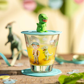 Deckel türkis BAMBINI AVVENTURA Dinosaurier auf Glas mit Dinosaurier-Motiv, umgeben von Spielfiguren