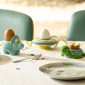 Eierbecher BAMBINI AVVENTURA Dinosaurier auf gedecktem Kindertisch mit Besteck und Teller