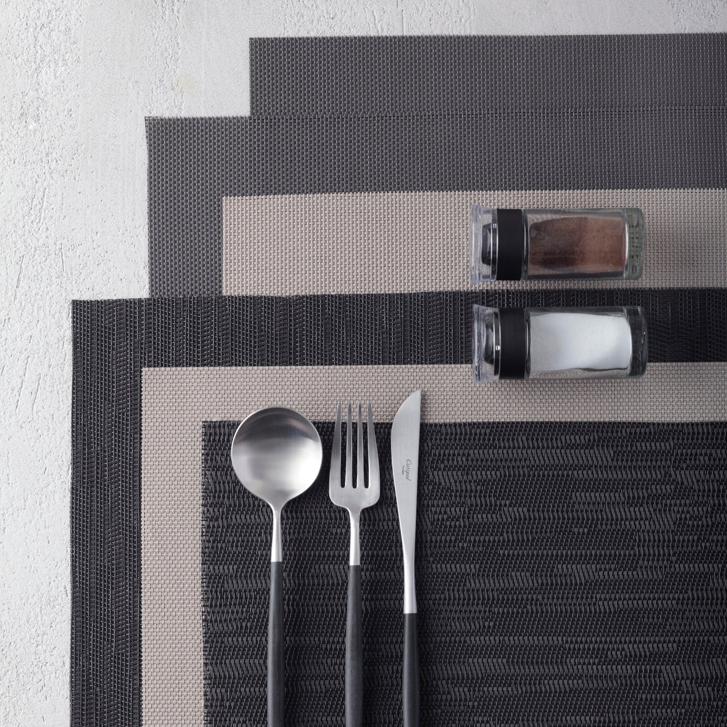 Platzset CUCINA braun mit Besteck und Gewürzstreuer auf Tisch
