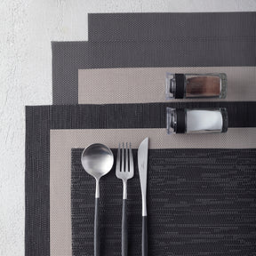 Platzset CUCINA braun mit Besteck und Gewürzstreuer auf Tisch