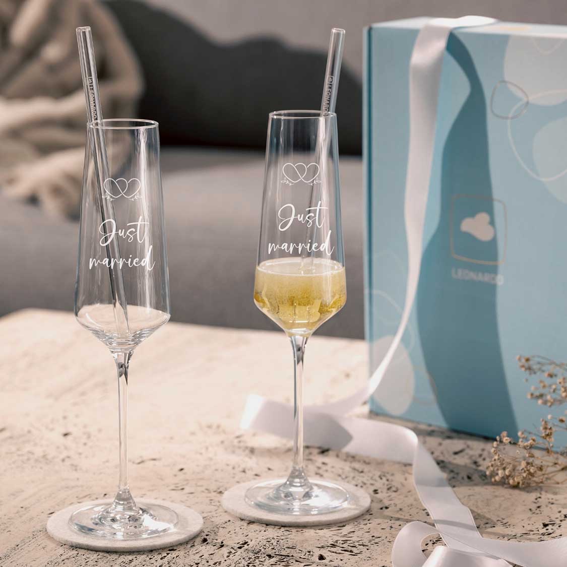 Sektglas Geschenkset PUCCINI mit Gravur "just married", Verpackung und Dekoration auf Marmortisch